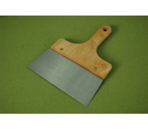 SCRAPER WITH WOODEN HANDLE-VARNISHED TYA079