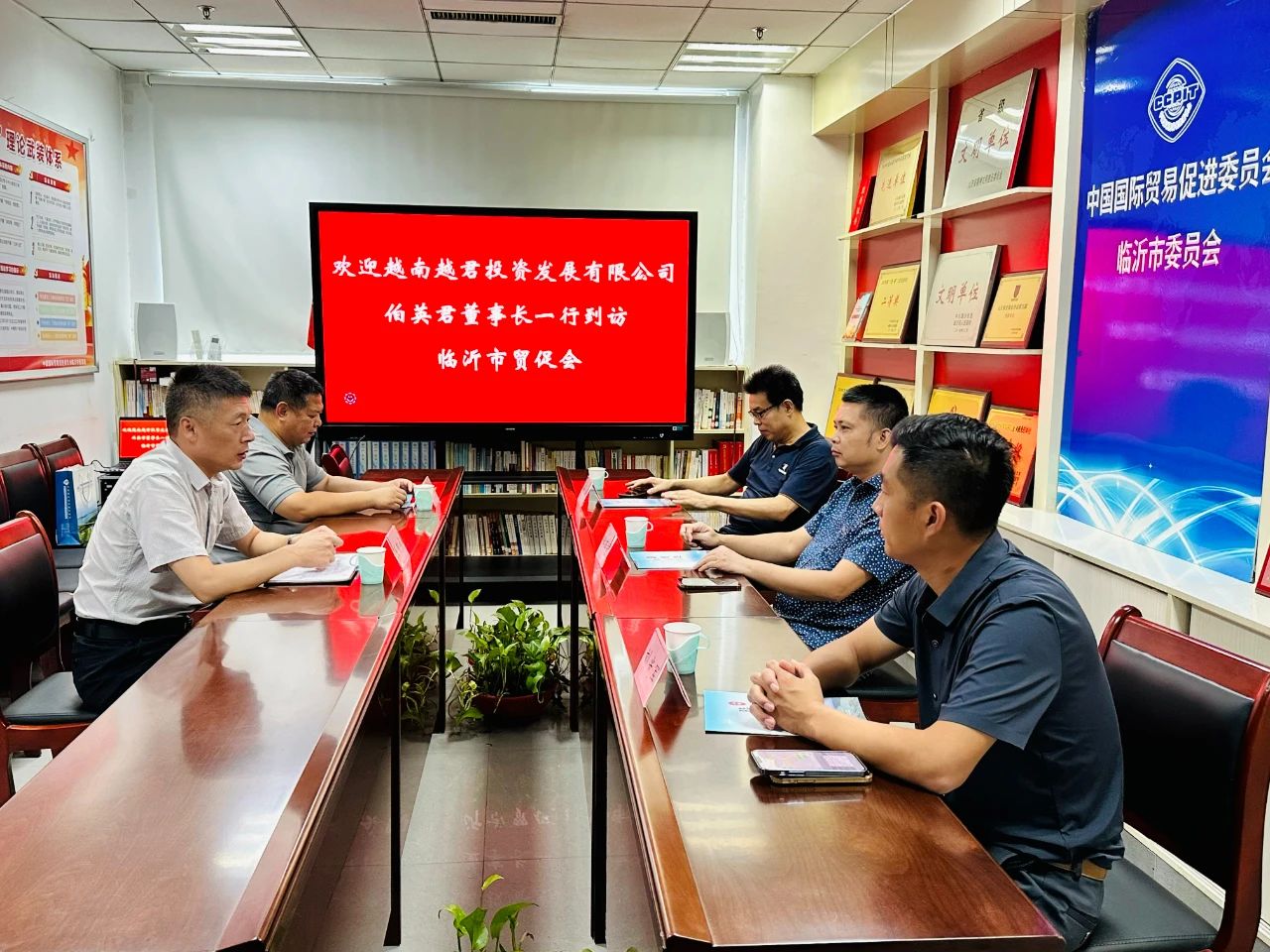 Bo Yingjun, Chairman of Vietnam Yuejun Investment and Development Co., Ltd., visited Linyi Council f